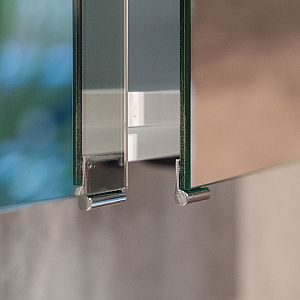 Detail der Befestigung des Griffs am Spiegelschrank